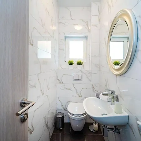 Apartment Ferienwohnung Fuer 8 Personen Ca 140 Qm In Zadar, Dalmatien Und Umgebung *